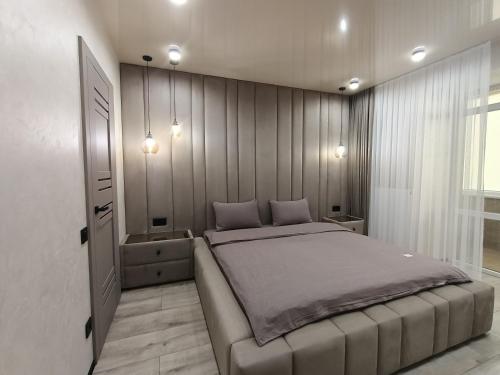 Postel nebo postele na pokoji v ubytování Елегантний люкс