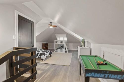 una stanza con un tavolo da ping pong e una stanza con una culla di Cattle Cottage a Buckeye Lake