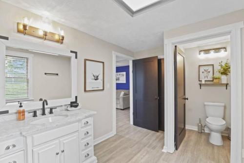 un bagno bianco con lavandino e WC di Cattle Cottage a Buckeye Lake