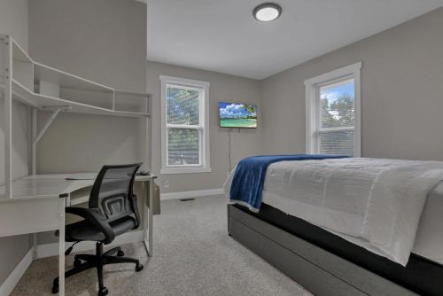 MiloThe Vibe At OSU的一间卧室，配有一张床、一张书桌和一台电脑