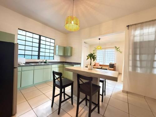 Køkken eller tekøkken på Bright, Stylish, and Secure Apt - Sleeps 4 w-Parking