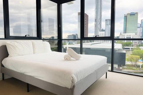 Postel nebo postele na pokoji v ubytování Cityscape Luxury Stay 2BR with Spacious Balcony 903