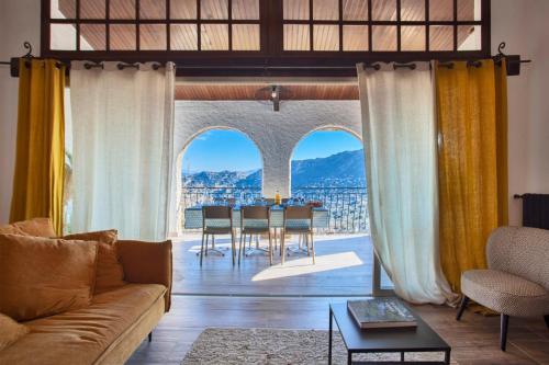 a living room with a couch and a table at Casa Lisa - appartement dans le village de Monticello vue mer in Monticello