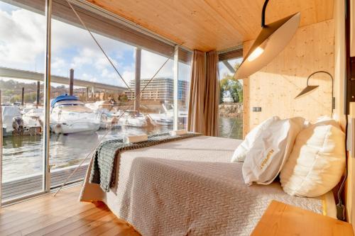 Ένα ή περισσότερα κρεβάτια σε δωμάτιο στο SLEEPBOAT Floating House