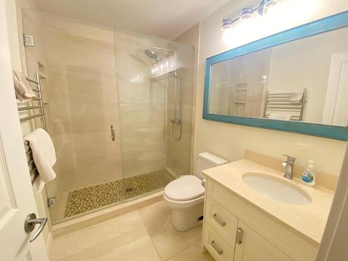 ein Badezimmer mit Dusche, Toilette und Waschbecken in der Unterkunft Tanglewood 13 in Parksville