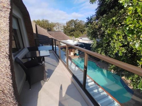 Un balcón con vista a una piscina. en Shire Lodge, en Ciudad del Cabo