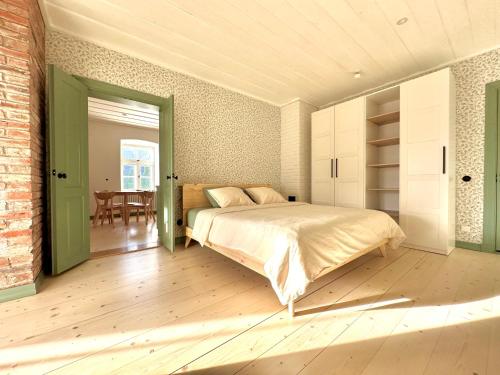 une chambre avec un lit et une salle à manger dans l'établissement Lake stay in Viljandi with Parking, à Viljandi