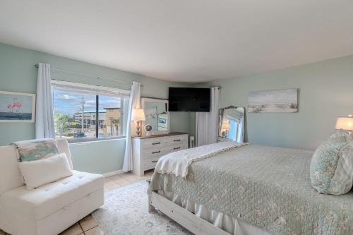 En eller flere senge i et værelse på Pelican Watch #108 by Sun Palace Vacations