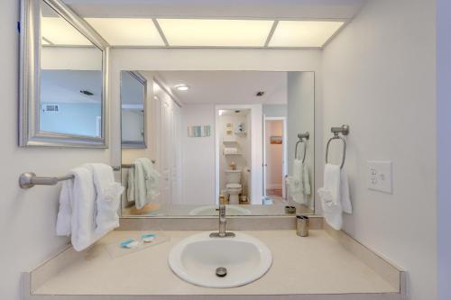 Et badeværelse på Pelican Watch #108 by Sun Palace Vacations