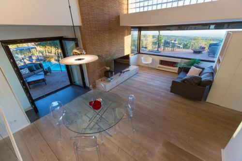 Χώρος καθιστικού στο Rahal Luxury - Romantic Getaway Infinity Pool & Private Heated Jacuzzi