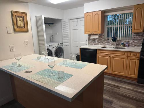 una cocina con una barra con copas de vino. en FLORIDA NEW JERUSALEN BROTHERs, en Hollywood