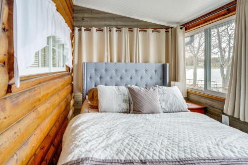 Ένα ή περισσότερα κρεβάτια σε δωμάτιο στο Hunting and Fishing Base! Rustic Otter Lake Cabin