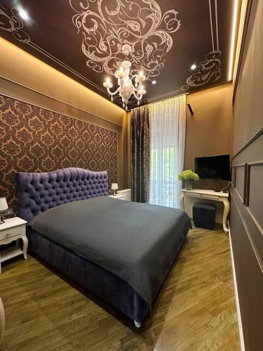 Ένα ή περισσότερα κρεβάτια σε δωμάτιο στο Готель Бутік на Кобилянській Мон Арт