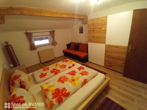 Postel nebo postele na pokoji v ubytování Wohnung Alpenglühen In St Sigmund Im Sellrain
