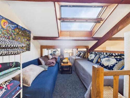 a living room with a blue couch and a window at Maison Événementielle à Paris avec jardin terrasse et métro in Montreuil