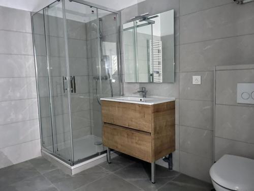 Koupelna v ubytování Le Vieux Bourg Apartment 5, Spacious 1 bed Apartment, Bourg Centre