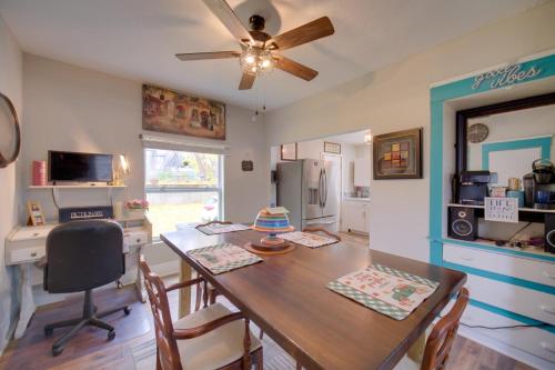 Imagen de la galería de Pet-Friendly Highland Square Home with Workspace, en Akron