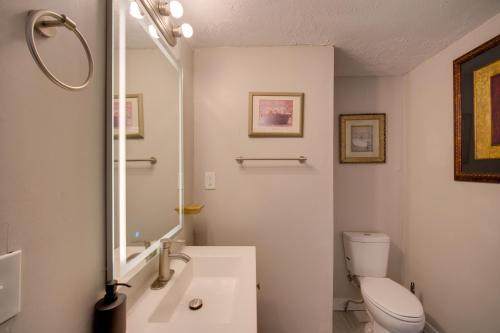 Ένα μπάνιο στο Pet-Friendly Highland Square Home with Workspace
