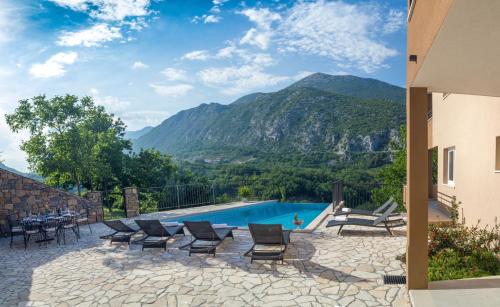 Nespecifikovaný výhled na hory nebo výhled na hory při pohledu z prázdninového domu