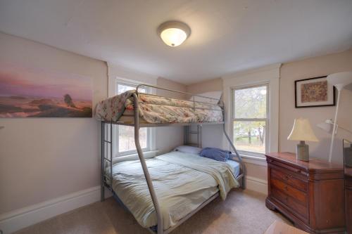 une chambre avec un lit superposé et une fenêtre dans l'établissement Yard, Fire Pit and Trails! Pet-Friendly Akron Home, à Akron