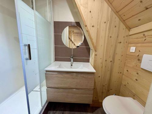 Un baño pequeño con lavabo y espejo. en LA SOIE, en Les Deux Alpes