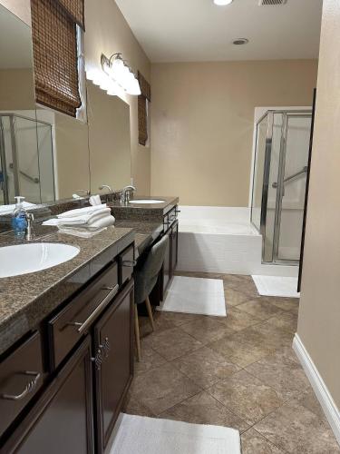 ein Badezimmer mit Waschbecken und Dusche in der Unterkunft Oasis in Southern California for 8 guests in Winchester