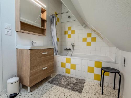 ein Badezimmer mit Waschbecken und Badewanne in der Unterkunft Maison avec parking à 10min du centre-ville à pied in Chartres