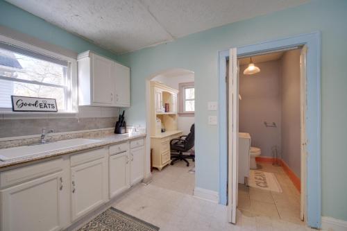 eine Küche mit Spüle und Schreibtisch in der Unterkunft Akron Made Easy! Spacious Family Home Near Dtwn in Akron