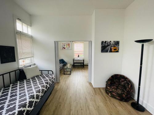 un dormitorio con una cama y un escritorio en una habitación en Short And Long Term Rental - Your Ideal Home, en Filadelfia