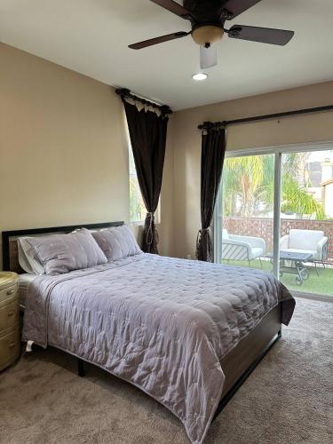 ein Schlafzimmer mit einem Bett und einem Deckenventilator in der Unterkunft Oasis in Southern California for 8 guests in Winchester