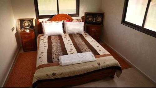 BerrechidにあるLe refuge vertの部屋の中にベッドがある小さな寝室