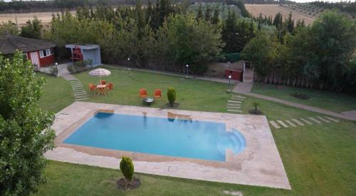 BerrechidにあるLe refuge vertの庭にあるプールの上空からの眺め