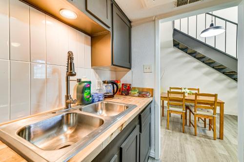 cocina con fregadero de acero inoxidable y mesa en Loft-Style Condo in Vickery Midtown 3 Mi to SMU!, en Bouchard