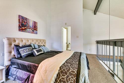 Un dormitorio con una cama grande en una habitación. en Loft-Style Condo in Vickery Midtown 3 Mi to SMU!, en Bouchard