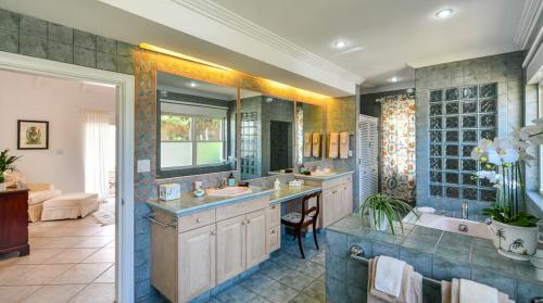 Ένα μπάνιο στο Bluff House