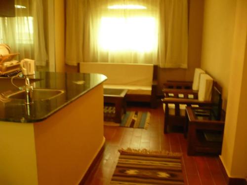 Una cocina con fregadero y una sala de estar. en The Lighthouse Castle III, en Dahab