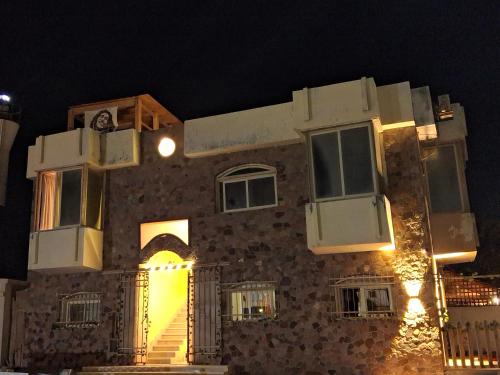 Un gran edificio de piedra con una puerta por la noche. en The Lighthouse Castle III, en Dahab