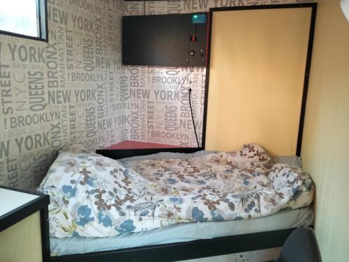 Postel nebo postele na pokoji v ubytování Sauna Wagon outside Backpackers Hostel