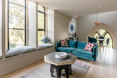 Istumisnurk majutusasutuses Loft apartment in converted Cotswold church