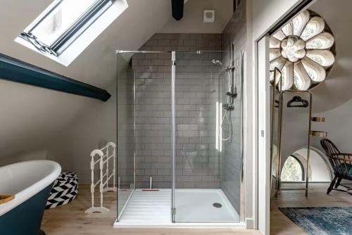 Vannituba majutusasutuses Loft apartment in converted Cotswold church