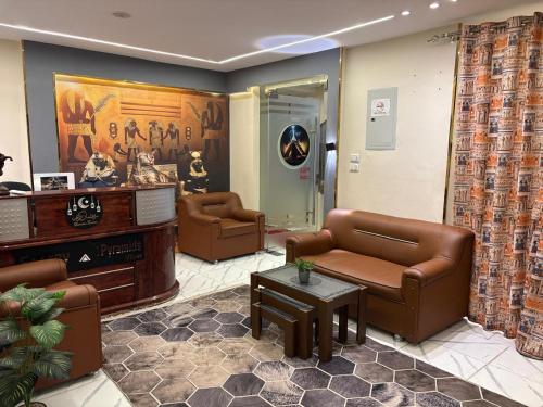 开罗Energy Pyramids View的候诊室里有皮沙发和候诊室