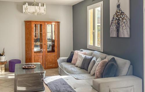 un salon avec un canapé et une table dans l'établissement Stunning Home In Orange, à Orange