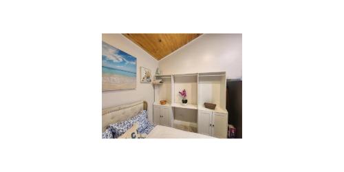 una camera da letto con un letto e uno specchio di SoSo Design District Haven Charming Historic Retreat a West Palm Beach