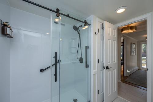 Ένα μπάνιο στο Carolina Pickleball & Pool House 5 Bedroom