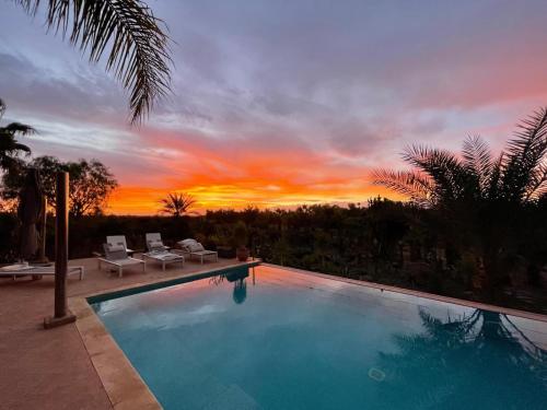 タメロットにあるVilla Dilyas Marrakechの夕日を背景にしたプール