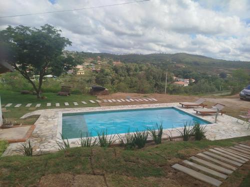 a swimming pool with a view of a mountain at Chácara Condomínio Cristal Azul Mairinque in Mairinque