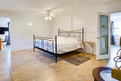 4 Mi to Southlake Town Sq Peaceful Gated Retreat! في Keller: غرفة نوم بها سرير في الغرفة