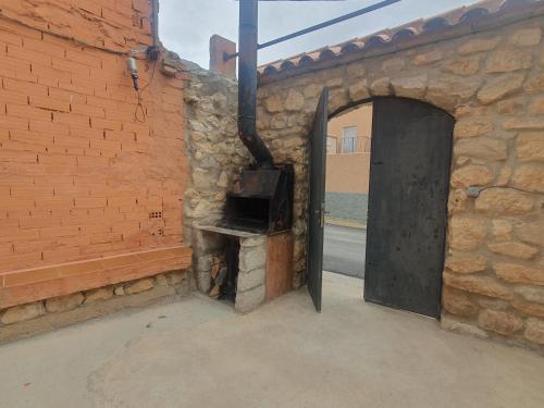 ein Backsteingebäude mit einer Tür und einem Ofen in der Unterkunft Cielos de Celadas in Celadas