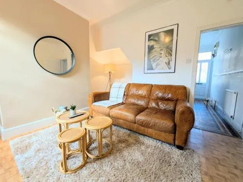 The Heritage Hideaway - King bed, Free parking, Walk to c-centre & Hospital photo 1