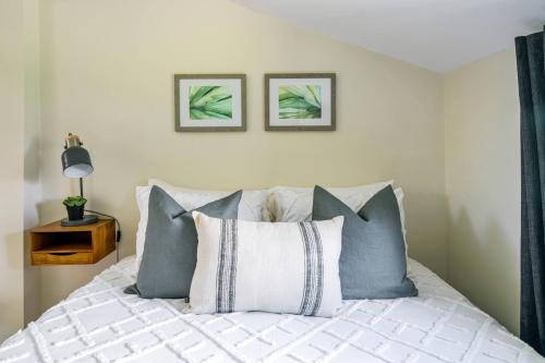 Ένα ή περισσότερα κρεβάτια σε δωμάτιο στο Top 5% Tiny Home by River/Lake in Old Town NOTL